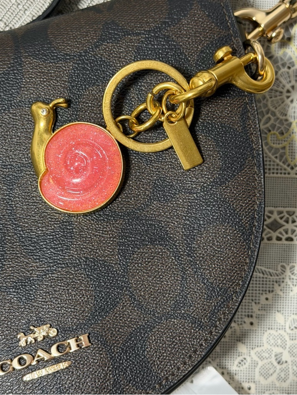 Gold-Tone Snail Keychain with Sparkling Pink Enamel /Llavero Caracol 🐌 charm Bag - Picture 2 of 4